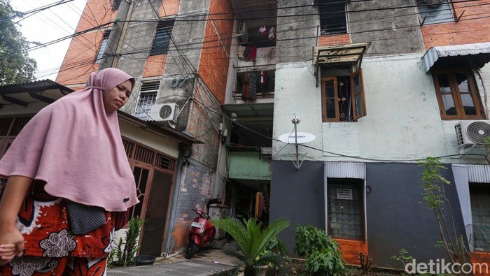 Rusun Tanah Abang merupakan rumah susun pertama di Jakarta. Rusun ini mulai dihuni sejak 1981 hingga sekarang.