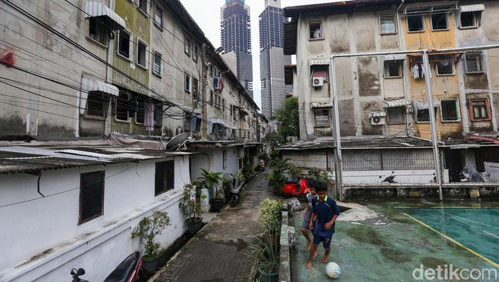 Rusun Tanah Abang merupakan rumah susun pertama di Jakarta. Rusun ini mulai dihuni sejak 1981 hingga sekarang.