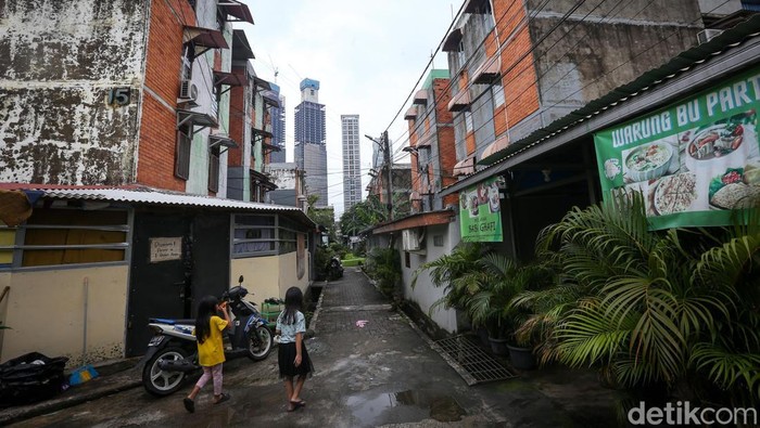 Rusun Tanah Abang merupakan rumah susun pertama di Jakarta. Rusun ini mulai dihuni sejak 1981 hingga sekarang.