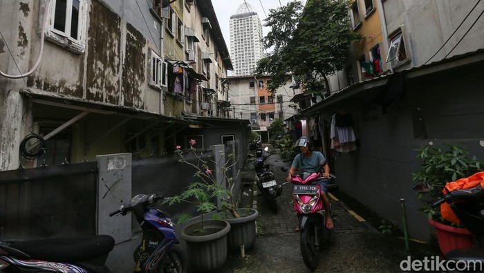 Rusun Tanah Abang merupakan rumah susun pertama di Jakarta. Rusun ini mulai dihuni sejak 1981 hingga sekarang.