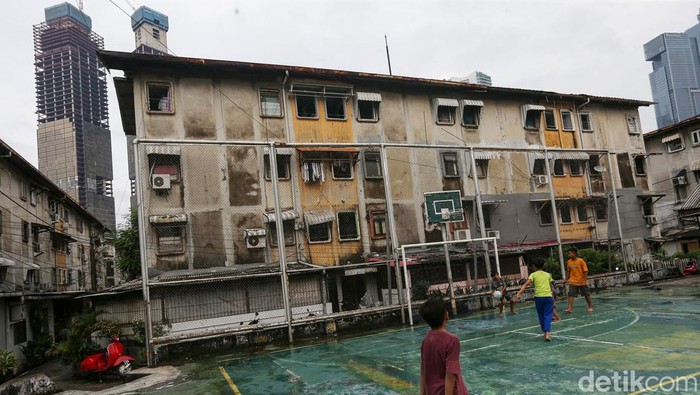 Rusun Tanah Abang merupakan rumah susun pertama di Jakarta. Rusun ini mulai dihuni sejak 1981 hingga sekarang.