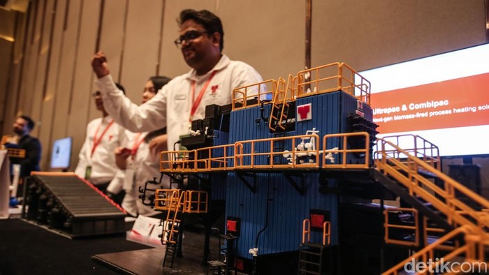 Pengunjung melihat miniatur pameran alat solusi energi bersih dan dekarbonisasi, mekanisme efisiensi energi, sistem pengendalian emisi hingga pengolahan air dan limbah di Jakarta, Selasa (18/2/2025).