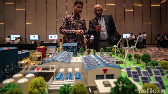 Pengunjung melihat miniatur pameran alat solusi energi bersih dan dekarbonisasi, mekanisme efisiensi energi, sistem pengendalian emisi hingga pengolahan air dan limbah di Jakarta, Selasa (18/2/2025).
