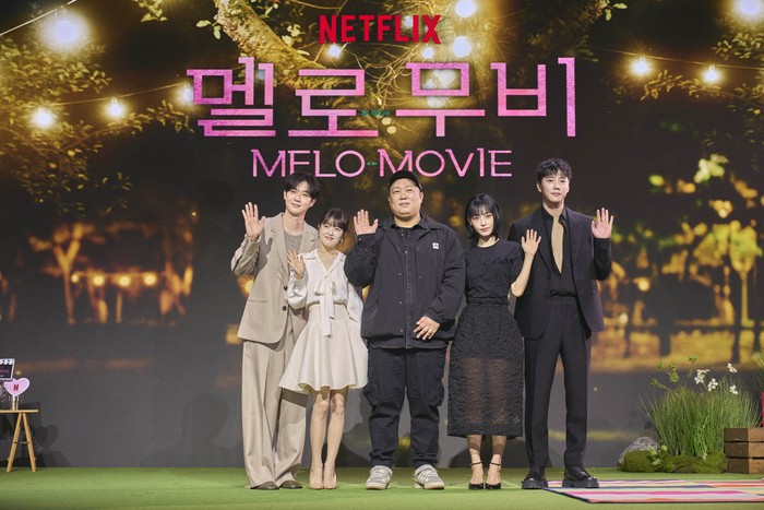 Cast dan sutradara serial Netflix Melo Movie saat konferensi pers di Seoul pada 12 Februari 2025. Dari kiri ke kanan: aktor Choi Woo Shik, aktris Park Bo Young, sutradara Oh Choong Hwan, aktris Jeon So Nee, dan aktor Lee Jun Young.