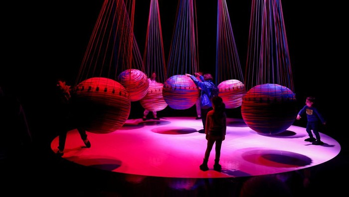 People interact with an art installation made with balloons during a visit to the 'Euphoria' exhibition of the Balloon Museum, set up at La Nuvola conference centre in Rome, Italy, February 8, 2025. REUTERS /Yara Nardi