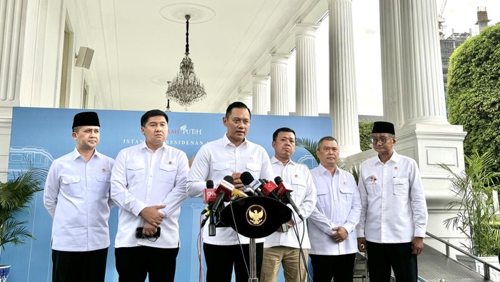 Menko AHY bersama sejumlah menteri Kabinet Indonesia Maju di Istana Negara
