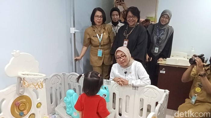Menteri PPPA Arifatul Choiri Fauzi meninjau pelaksanaan cek kesehatan gratis (CKG) di Puskesmas Cempaka Putih. (Maulani/detikcom)
