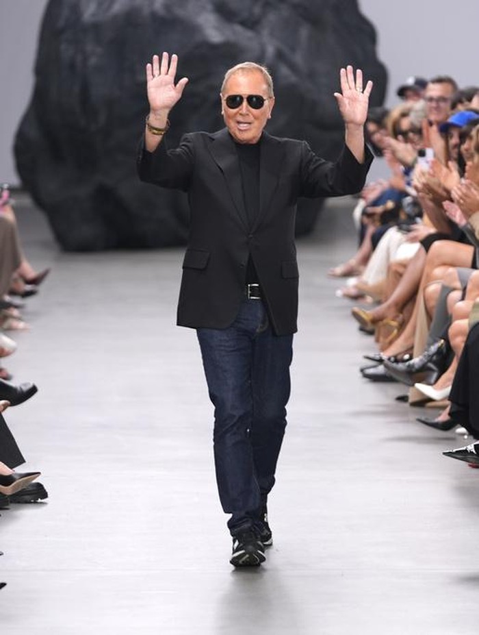 Desainer Michael Kors melambai kepada penonton di akhir peragaan busana musim semi/panas 2025 Michael Kors Collection sebagai bagian dari New York Fashion Week, Selasa, 10 September 2024, di New York.