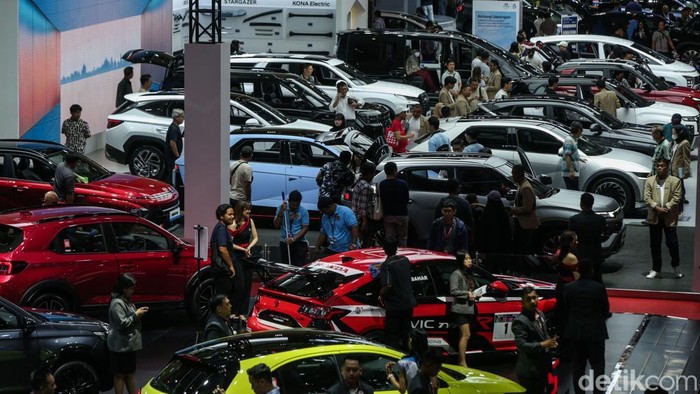 Pengunjung beraktivitas di Indonesia International Motor Show 2025, Jakarta, Selasa (18/2/2025).