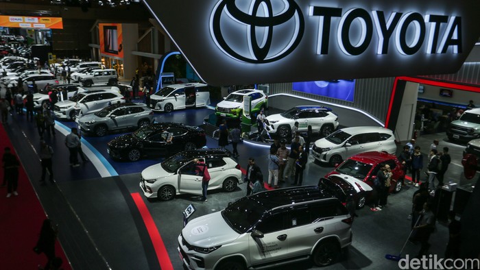 Pengunjung beraktivitas di Indonesia International Motor Show 2025, Jakarta, Selasa (18/2/2025).