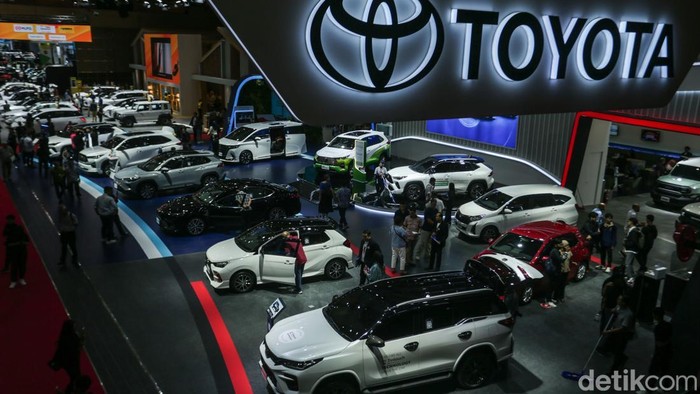 Mobil Hybrid Dapat Insentif 3%, Dorong Penjualan Capai 1 Juta Unit Pengunjung beraktivitas diΒ Indonesia International Motor Show 2025, Jakarta, Selasa (18/2/2025).
