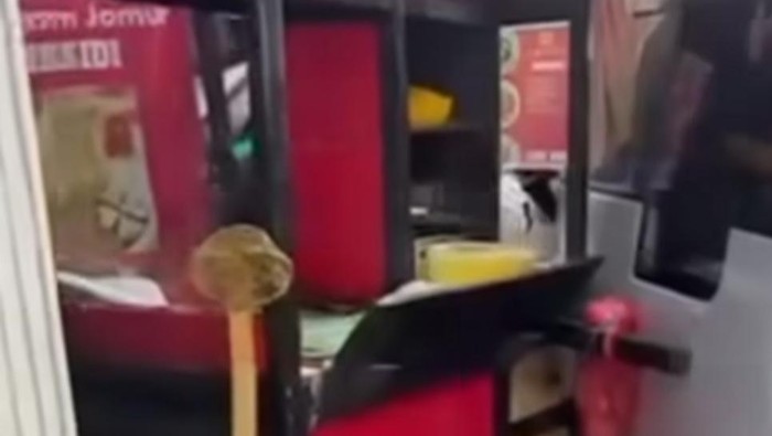 Mobil listrik tabrak gerobak mi ayam di Jaksel (dok. Istimewa)