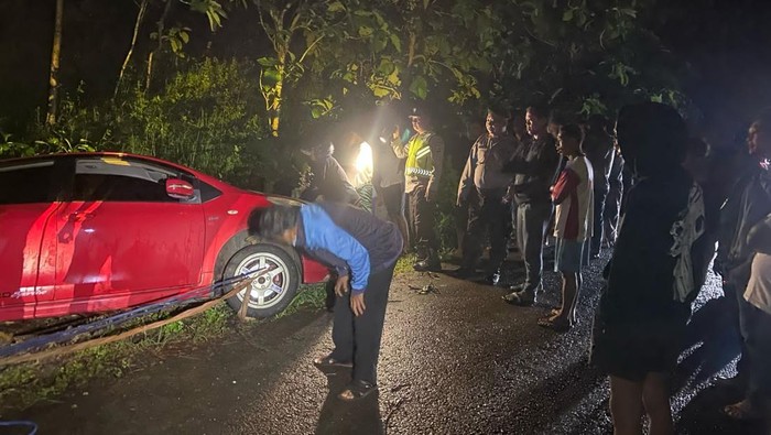 Mobil milik pengedar uang palsu mengalami kecelakaan di Tanjungsari, Gunungkidul, Sabtu (15/2/2025).