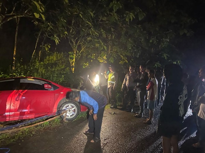 Mobil milik pengedar uang palsu mengalami kecelakaan di Tanjungsari, Gunungkidul, Sabtu (15/2/2025).