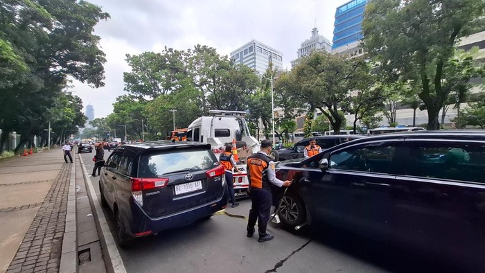 Mobil parkir di Medan Merdeka Barat Jakpus bikin macet diderek Dishub