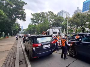 Bikin Macet, Mobil Parkir di Jalan Medan Merdeka Barat Jakpus Diderek Dishub