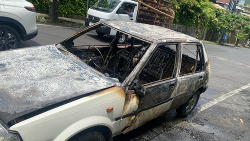 Mobil yang terbakar di Jalan Pulau Seribu, Tabanan, Selasa (18/2/2025).