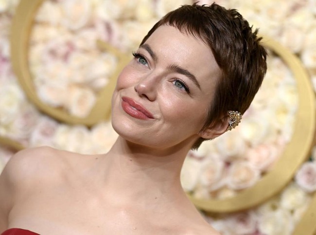 BEVERLY HILLS, CALIFORNIA - JANUARY 05: Emma Stone attends the 82nd Annual Golden Globe Awards at The Beverly Hilton on January 05, 2025 in Beverly Hills, California. (Photo by Axelle/Bauer-Griffin/FilmMagic)