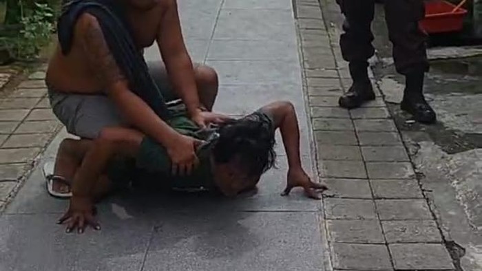 Momen pria di Makassar mendandak kesurupan menyerupai buaya saat hendak ditangkap polisi.