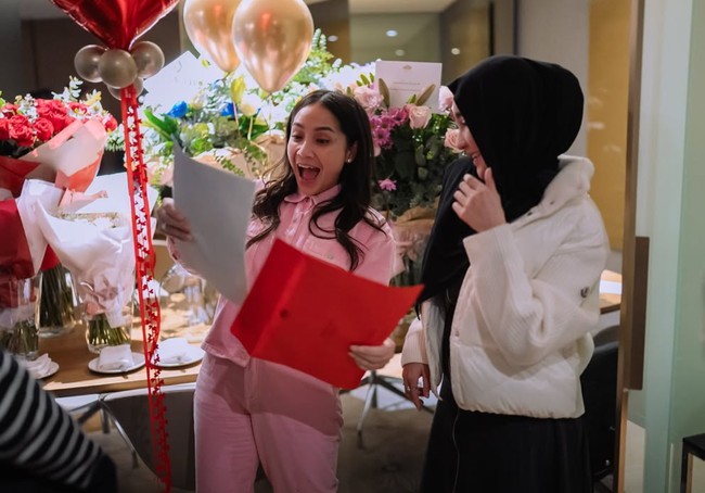 Perayaan ultah Nagita tampak meriah dengan beragam buket bunga berwarna-warni dari para sahabatnya. Meski tanpa Raffi Ahmad, namun Nagita tetap terlihat bahagia di hari ulang tahunnya itu. Foto: Instagram/@raffinagita1717