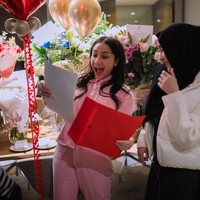 Perayaan ultah Nagita tampak meriah dengan beragam buket bunga berwarna-warni dari para sahabatnya. Meski tanpa Raffi Ahmad, namun Nagita tetap terlihat bahagia di hari ulang tahunnya itu. Foto: Instagram/@raffinagita1717