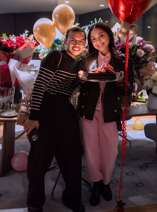 Kejutan kue ulang tahun juga diterima dari para ssahabatnya. Meski sederhana namun perayaan ulang tahunnya itu tampak meriah dengan beragam buket bunga, balon, kue ulang tahun, serta kehadiran para sahabatnya. Foto: Instagram/@wanda_haraa
