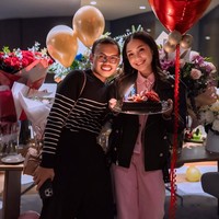 Kejutan kue ulang tahun juga diterima dari para ssahabatnya. Meski sederhana namun perayaan ulang tahunnya itu tampak meriah dengan beragam buket bunga, balon, kue ulang tahun, serta kehadiran para sahabatnya. Foto: Instagram/@wanda_haraa