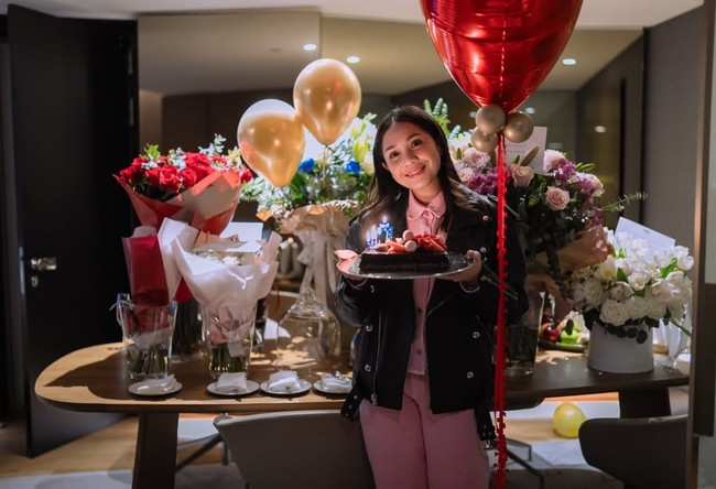 Sambil memegang kue ulang tahun, Nagita memamerkan senyum bahagianya. Meski kini sudah berusia 37 tahun namun istri Raffi Ahmad itu terlihat makin cantik dan glowing. Foto: Instagram/@raffinagita1717