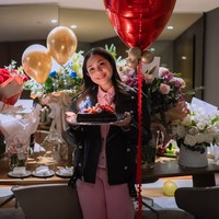 Sambil memegang kue ulang tahun, Nagita memamerkan senyum bahagianya. Meski kini sudah berusia 37 tahun namun istri Raffi Ahmad itu terlihat makin cantik dan glowing. Foto: Instagram/@raffinagita1717