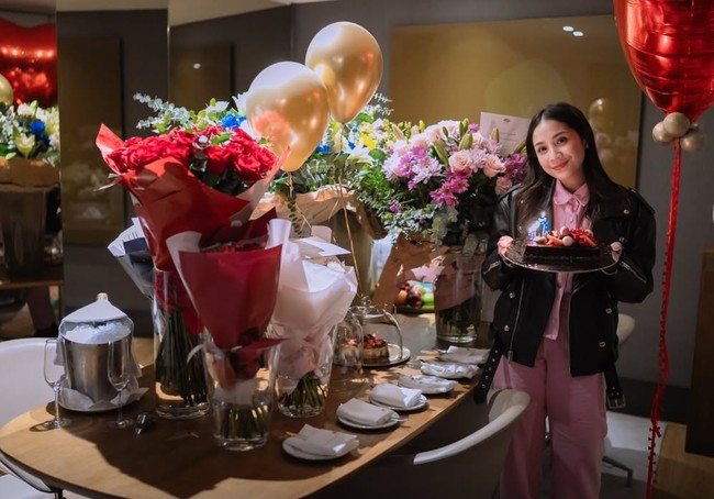 Perayaan ulang tahunnya itu dirayakan sederhana dengan makan-makan bersama para sahabat. Nagita sendiri tampil cantik dan stylish dalam balutan setelan berkerah warna merah muda dipadukan dengan jaket kulit hitam. Foto: Instagram/@raffinagita1717