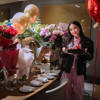 Perayaan ulang tahunnya itu dirayakan sederhana dengan makan-makan bersama para sahabat. Nagita sendiri tampil cantik dan stylish dalam balutan setelan berkerah warna merah muda dipadukan dengan jaket kulit hitam. Foto: Instagram/@raffinagita1717