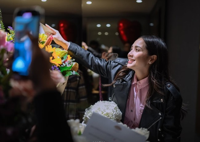 Seperti biasa, Nagita tampil dengan riasan natural minimalis. Dengan lipstik merah muda, wajahnya makin terlihat fresh. Tak hanya itu saja, kulitnya juga tampak sehat dan glowing di usia ke-37. Foto: Instagram/@raffinagita1717