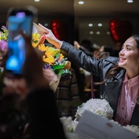 Seperti biasa, Nagita tampil dengan riasan natural minimalis. Dengan lipstik merah muda, wajahnya makin terlihat fresh. Tak hanya itu saja, kulitnya juga tampak sehat dan glowing di usia ke-37. Foto: Instagram/@raffinagita1717