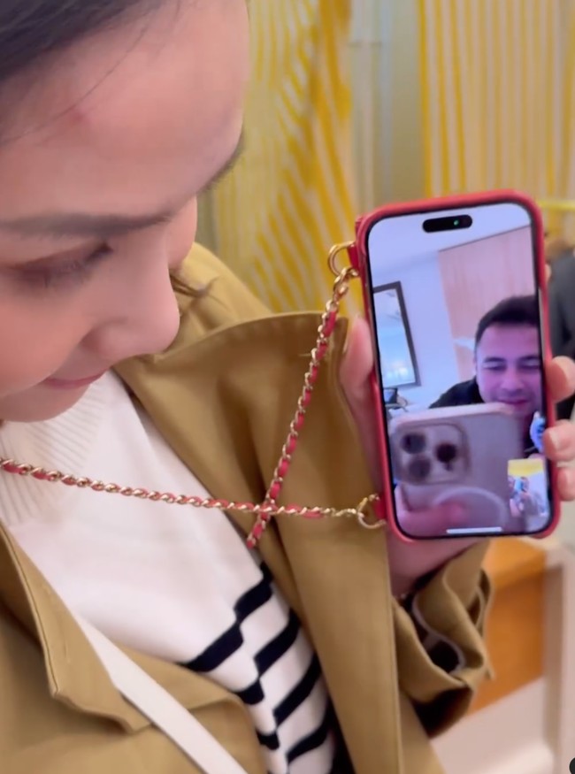 Meski tak bisa bertemu karena sedang berada di negara berbeda namun Raffi Ahmad dan Nagita Slavina tetap menyempatkan waktu untuk melakukan panggilan video. Foto: Instagram/@wanda_haraa