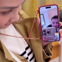 Meski tak bisa bertemu karena sedang berada di negara berbeda namun Raffi Ahmad dan Nagita Slavina tetap menyempatkan waktu untuk melakukan panggilan video. Foto: Instagram/@wanda_haraa