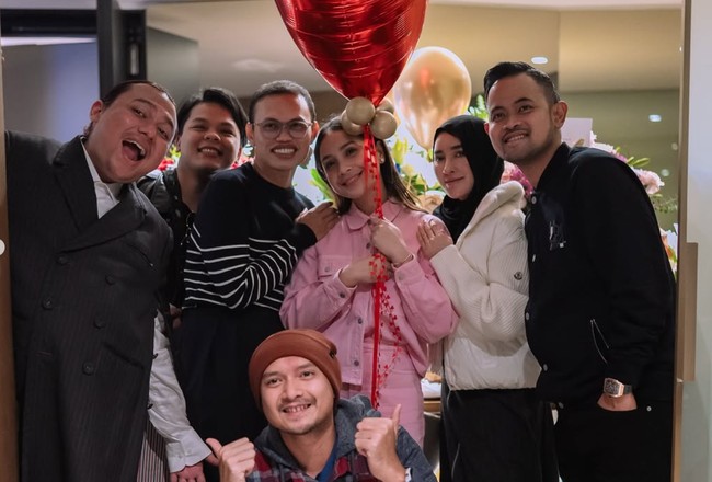 Tepat pada 17 Februari 2025 Raffi Ahmad dan Nagita Slavina resmi bertambah usia. Nagita yang tengah berada di Barcelona, Spanyol, terlihat merayakan ulang tahunnya bersama para sahabat. Foto: Instagram/@raffinagita1717