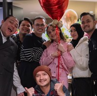 Tepat pada 17 Februari 2025 Raffi Ahmad dan Nagita Slavina resmi bertambah usia. Nagita yang tengah berada di Barcelona, Spanyol, terlihat merayakan ulang tahunnya bersama para sahabat. Foto: Instagram/@raffinagita1717