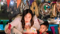 Tak berhenti di sana, tapi Nagita juga merayakan ulang tahunnya yang meriah di Barcelona. Ini momennya tiup lilin dengan kue yang cantik. Foto: YouTube RANS Entertainment / Instagram @raffinagita1717