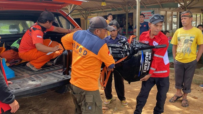 Tim gabungan BPBD Jepara melakukan proses pencarian nelayan terjatuh di Lautan Bondo Kecamatan Bangsri, Selasa (18/2/2025).