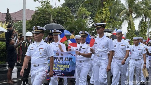 Parade MNEK di Jalan Sudirman depan Korem 163/Wira Satya, Senin (18/2/2025).