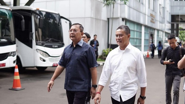 Pasangan Bupati dan Wakil Bupati Buleleng terpilih I Nyoman Sutjidra-Gede Supriatna melakukan pemeriksaan kesehatan di Kemendgari pada Minggu (16/2/2025). (Istimewa)
