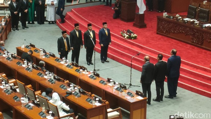 Pelantikan empat anggota DPR baru hasil PAW dari Golkar, 18 Februari 2025. (Adrial Akbar/detikcom)