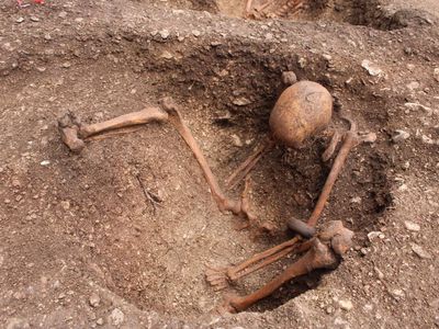 Potret Kerangka Duduk di Pemakaman Misterius Prancis, Bikin Ilmuwan Bingung