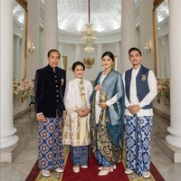 Jokowi, yang menjabat sebagai presiden RI ke-7 selama dua periode, melakukan sesi pemotretan bersama sang istri Iriana Jokowi, Kaesang Pangarep dan Erina Gudono. Jokowi mengenakan beskap beludru dipadu kain batik, sementara Iriana kebaya model baju kurung dan batik biru. Foto: Instagram/@riomotret