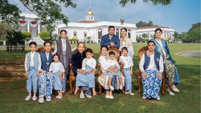 5 Potret Keluarga Jokowi Pemotretan di Istana Bogor, Busana Batik Nuansa Biru