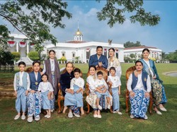 5 Potret Keluarga Jokowi Pemotretan di Istana Bogor, Busana Batik Nuansa Biru