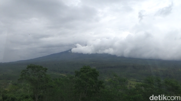 Penampakan Gunung Semeru saat erupsi