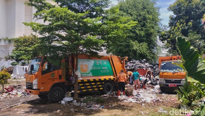 Penampakan tumpukan sampah di lahan bekas Teras Malioboro 2 mulai dievakuasi, Selasa (18/2/2025). Kegiatan ini ditarget rampung dalam 2 hari.