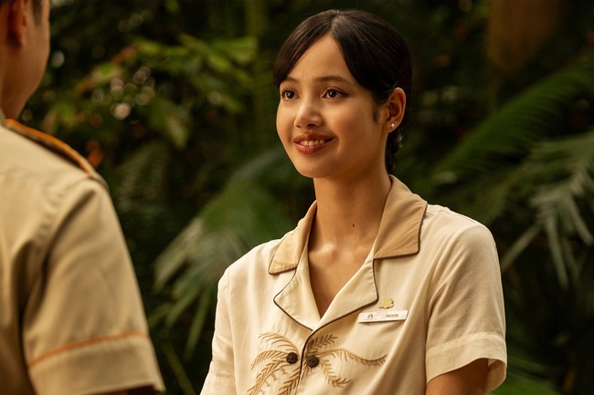 Dalam serial The White Lotus 3, Lisa memancarkan pesonanya sebagai Mook, mentor kesehatan bagi tamu yang menginap di resort hotel White Lotus cabang Thailand. Foto: dok. HBO