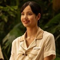 Dalam serial The White Lotus 3, Lisa memancarkan pesonanya sebagai Mook, mentor kesehatan bagi tamu yang menginap di resort hotel White Lotus cabang Thailand. Foto: dok. HBO
